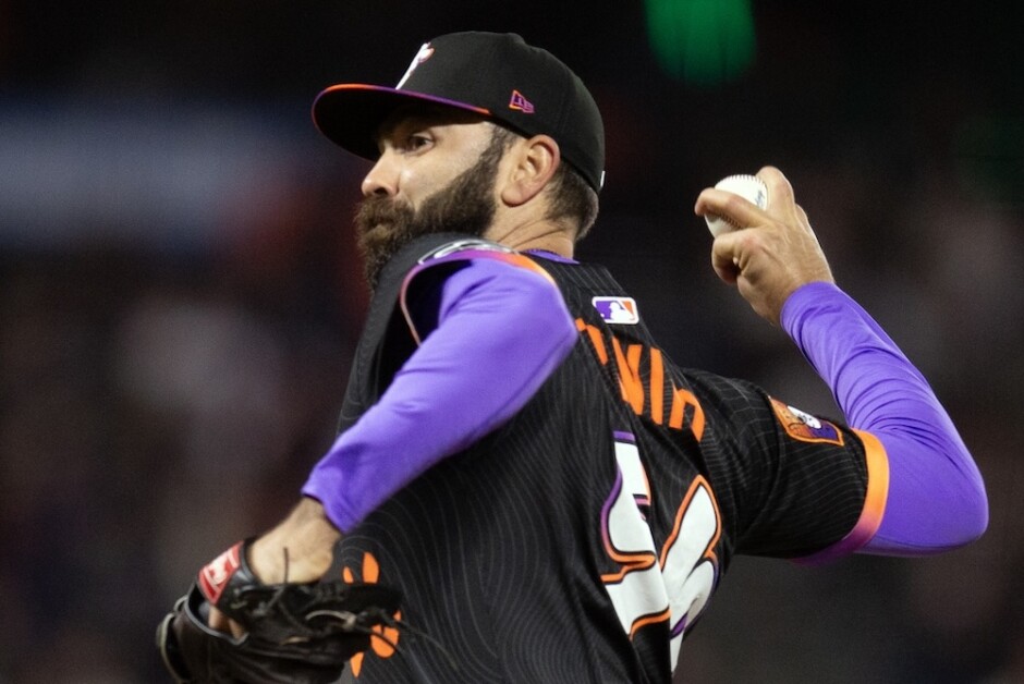 Dodgers signing pitcher from NL West rival