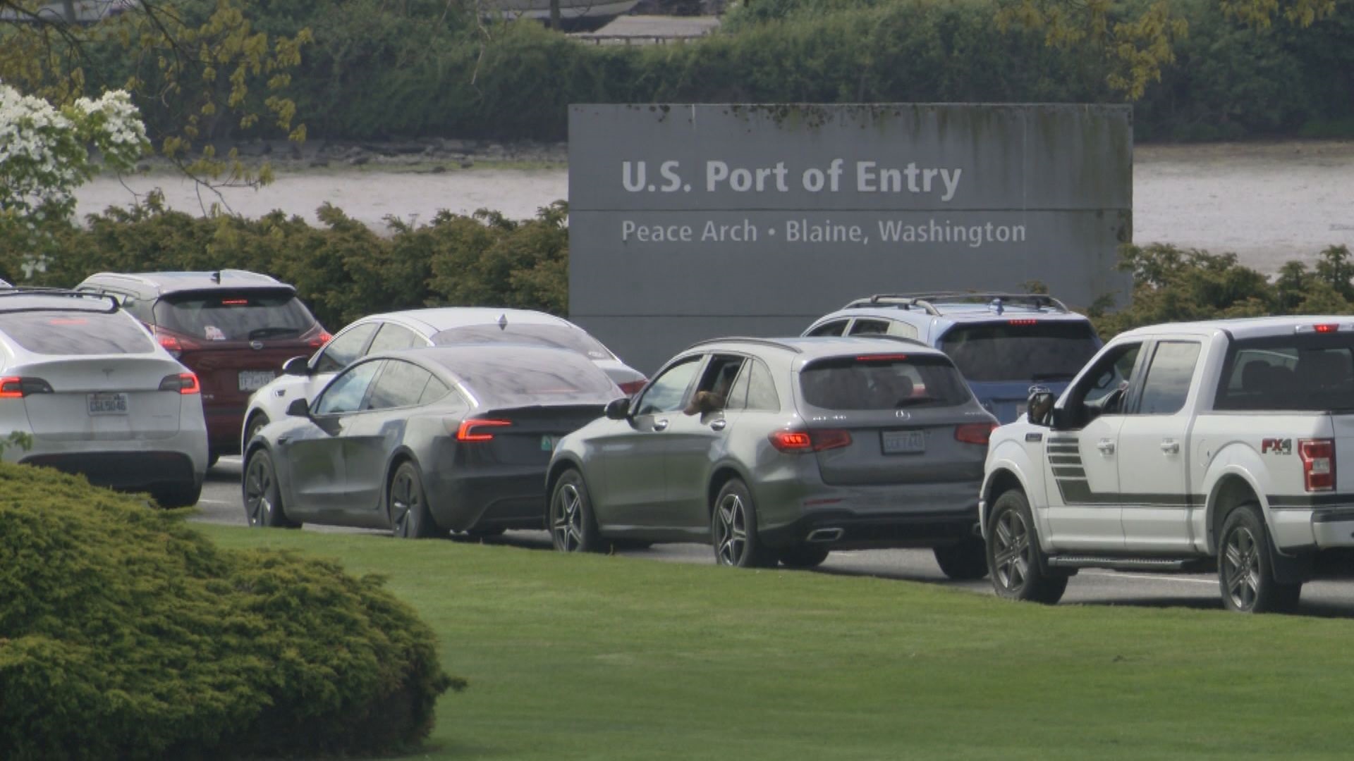 Click to play video: 'Cross-border traffic continues to drop as travellers face new checkpoint'