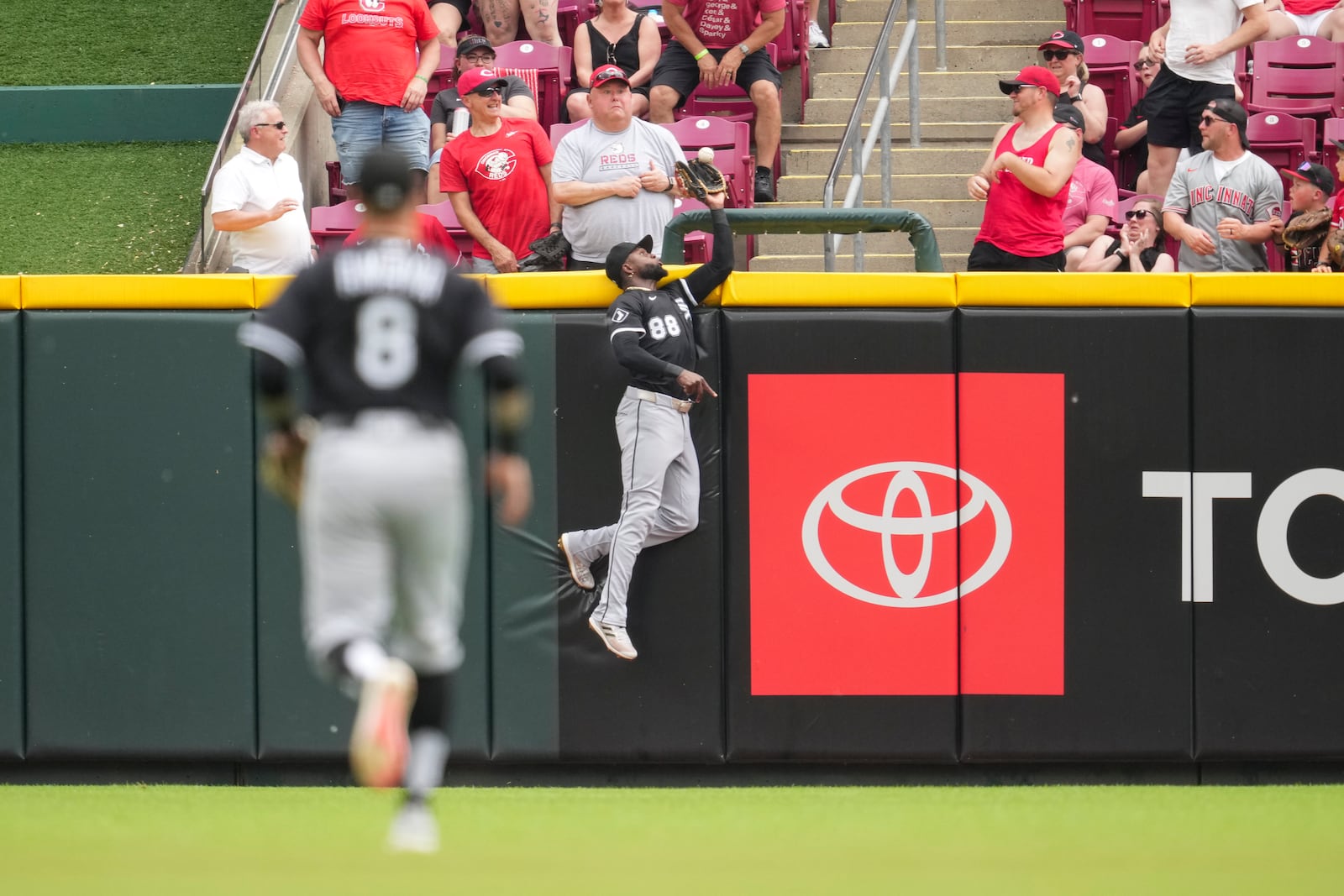 Chicago White Sox outfielder Luis Robert Jr. (88) fails to catch a solo home run hit by Cincinnati Reds' Will Benson during the fifth inning of a baseball game, Thursday, May 15, 2025, in Cincinnati. (AP Photo/Jeff Dean)