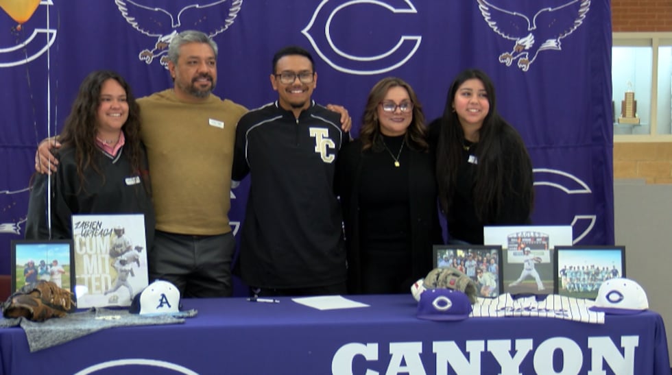Canyons' Zabien Urteaga signs NLI with Temple College baseball