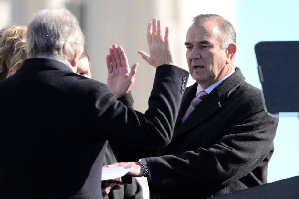 Mike Kehoe rinde juramento como gobernador de Missouri ante el exsenador Roy Blunt, el lunes...