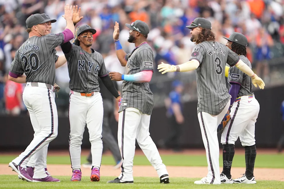 New York Mets first baseman Pete Alonso (20), shortstop Francisco Lindor (12), designated hitter Starling Marte (6), outfielder Jesse Winker (3), second baseman Luisangel Acuna (2)© Gregory Fisher-Imagn Images