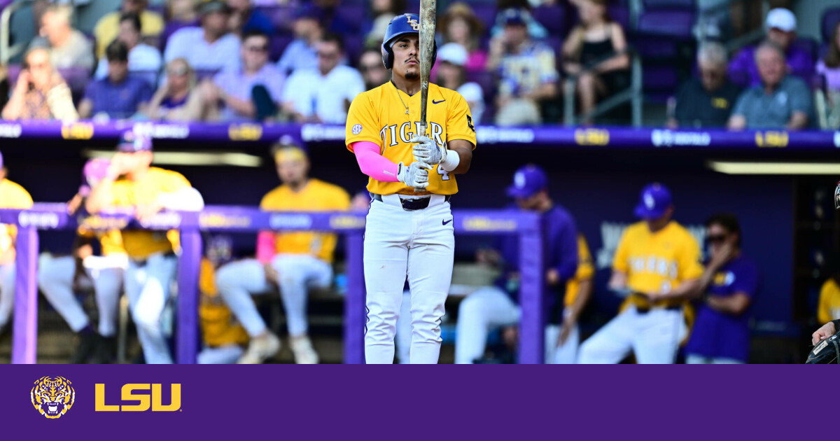 Tigers Fall to Arkansas, 7-4, in Series Finale – LSU
