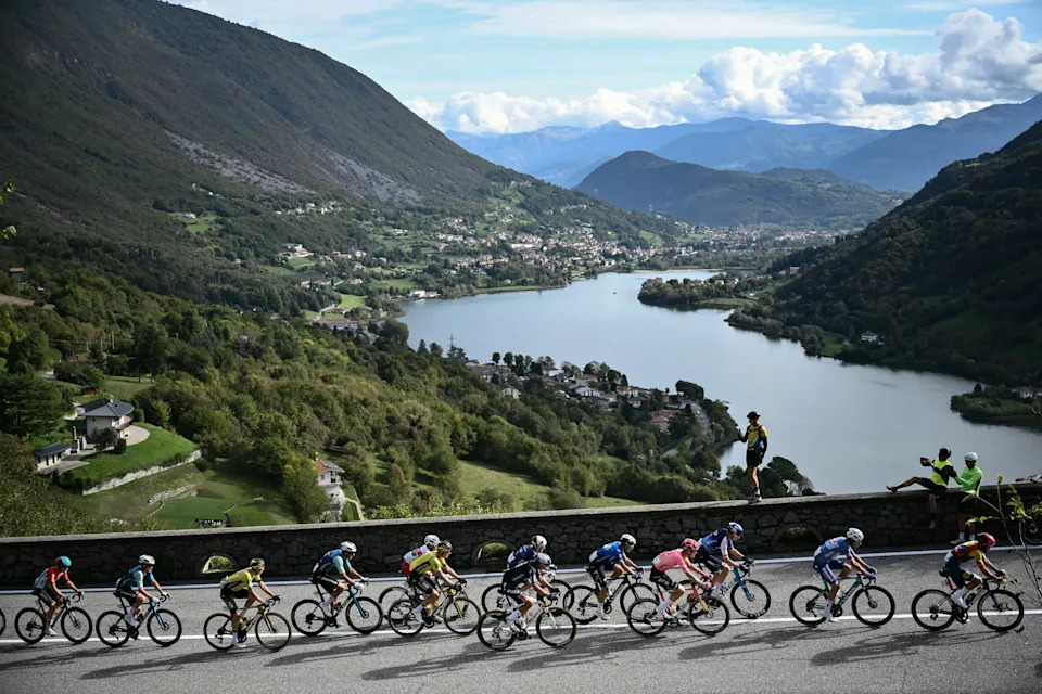 The peloton rides along Lake Endine during last year's Giro di Lombardia. (Marco Bertorello/AFP via Getty Images)
