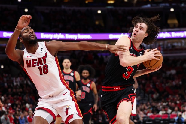 Miami Heat guard Alec Burks (18) guards Chicago Bulls guard Josh Giddey (3) during the first quarter of the first game of the play-in tournament at the United Center Wednesday April 16, 2025, in Chicago. (Armando L. Sanchez/Chicago Tribune)