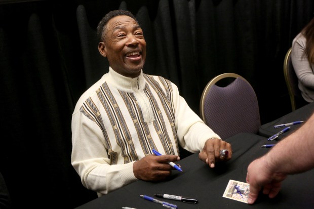 Former White Sox center fielder Chet Lemon signs autographs for fans at Sox Fest on Jan. 31, 2016. (Nancy Stone/Chicago Tribune)