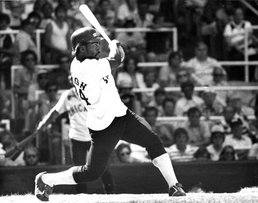 Ex-Chicago White Sox center fielder dies at 70