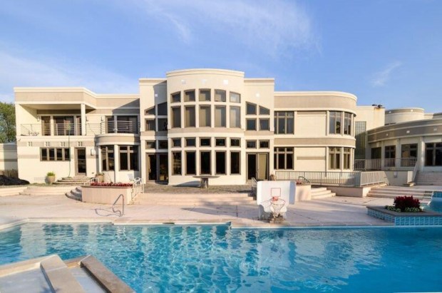 The exterior of the 41-room, 25,000 square mansion in Oak Brook formerly owned by White Sox Hall of Famer Frank Thomas. (Re/Max Northern Illinois)