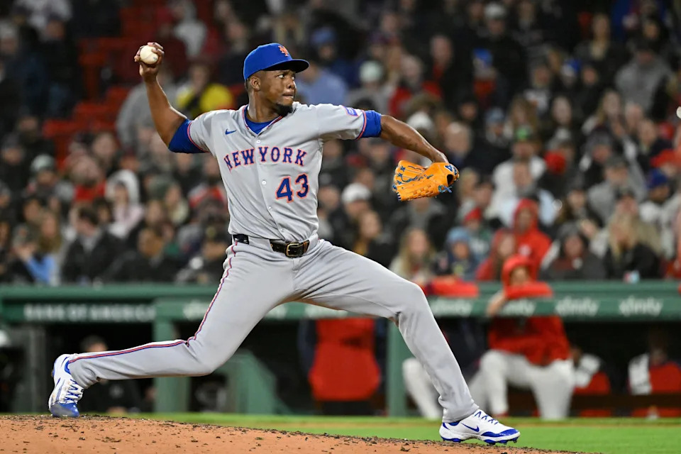 New York Mets relief pitcher Huascar Brazoban (43) pitches against the Boston Red Sox during the seventh inning pn May 21, 2025, at Fenway Park.