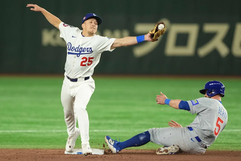 Los Angeles Dodgers outfielder Tommy Edman (25) catches a throw for an out against Chicago Cubs third baseman Jon Berti (5) in the sixth inning during the Tokyo Series at Tokyo Dome.Darren Yamashita-Imagn Images