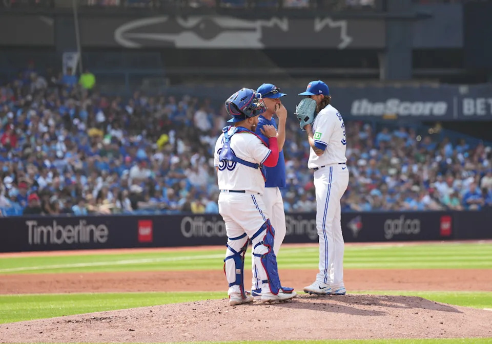 Toronto Blue Jays pitching coach Pete Walker (41) and starting pitcher Kevin Gausman (34)© Nick Turchiaro-Imagn Images