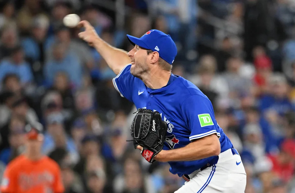 Toronto Blue Jays starting pitcher Max Scherzer (31)© Dan Hamilton-Imagn Images