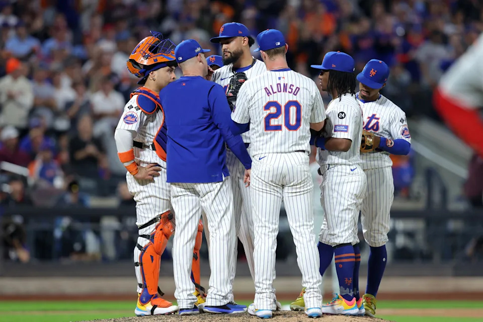 New York Mets manager Carlos Mendoza (64) and pitcher Sean Manaea (59)© Brad Penner-Imagn Images