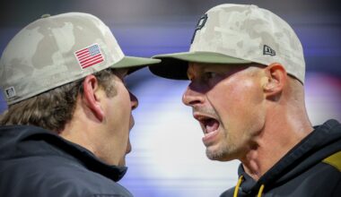 Don Kelly shows how a Pittsburgh manager does it