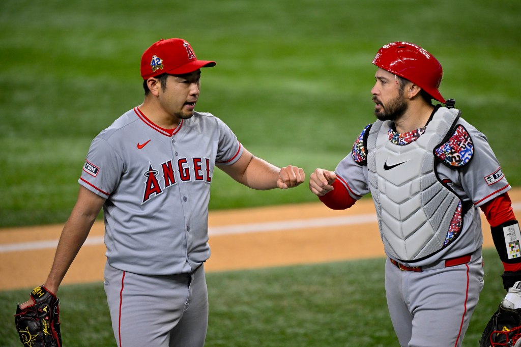 Travis d'Arnaud (right), who spoke about MLB's change to the buffer zone, with pitcher Yusei Kikuchi.