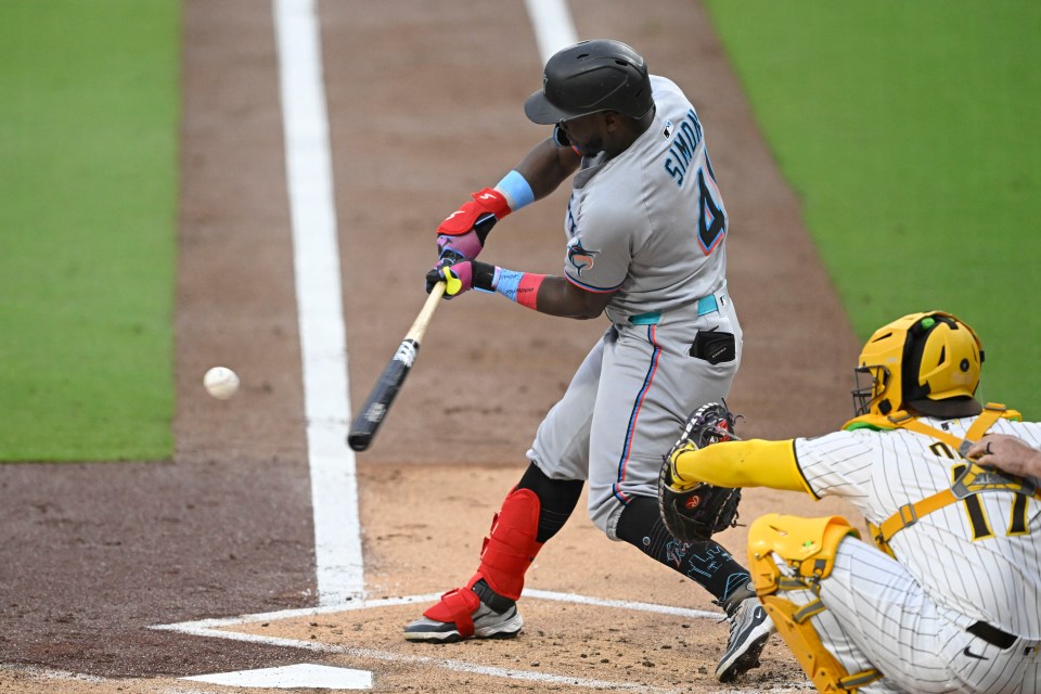 Ronny Simon of the Miami Marlins hits a single.