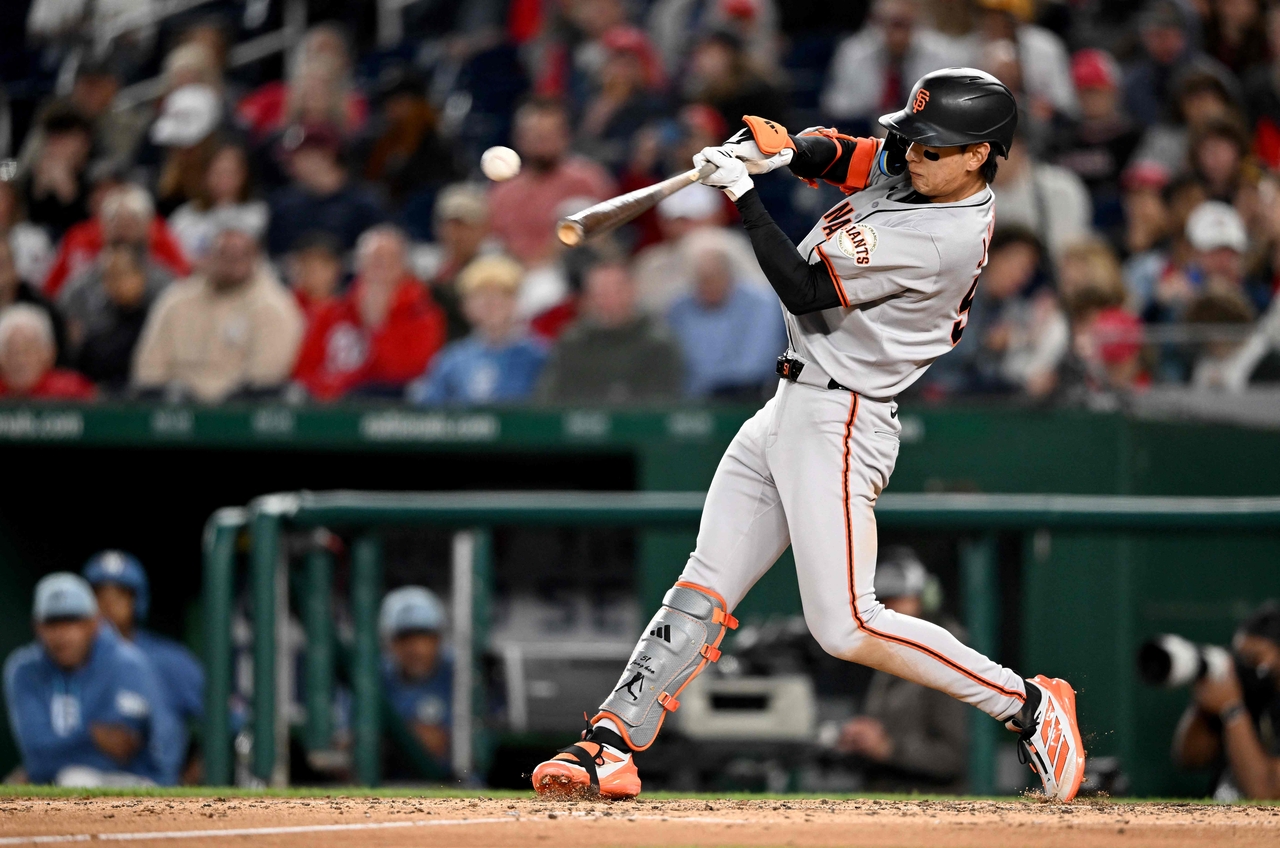 Lee Jung-hoo of the San Francisco Giants hits a single in the eighth inning against the Washington Nationals at Nationals Park on Friday in Washington. (AFP via Yonhap)