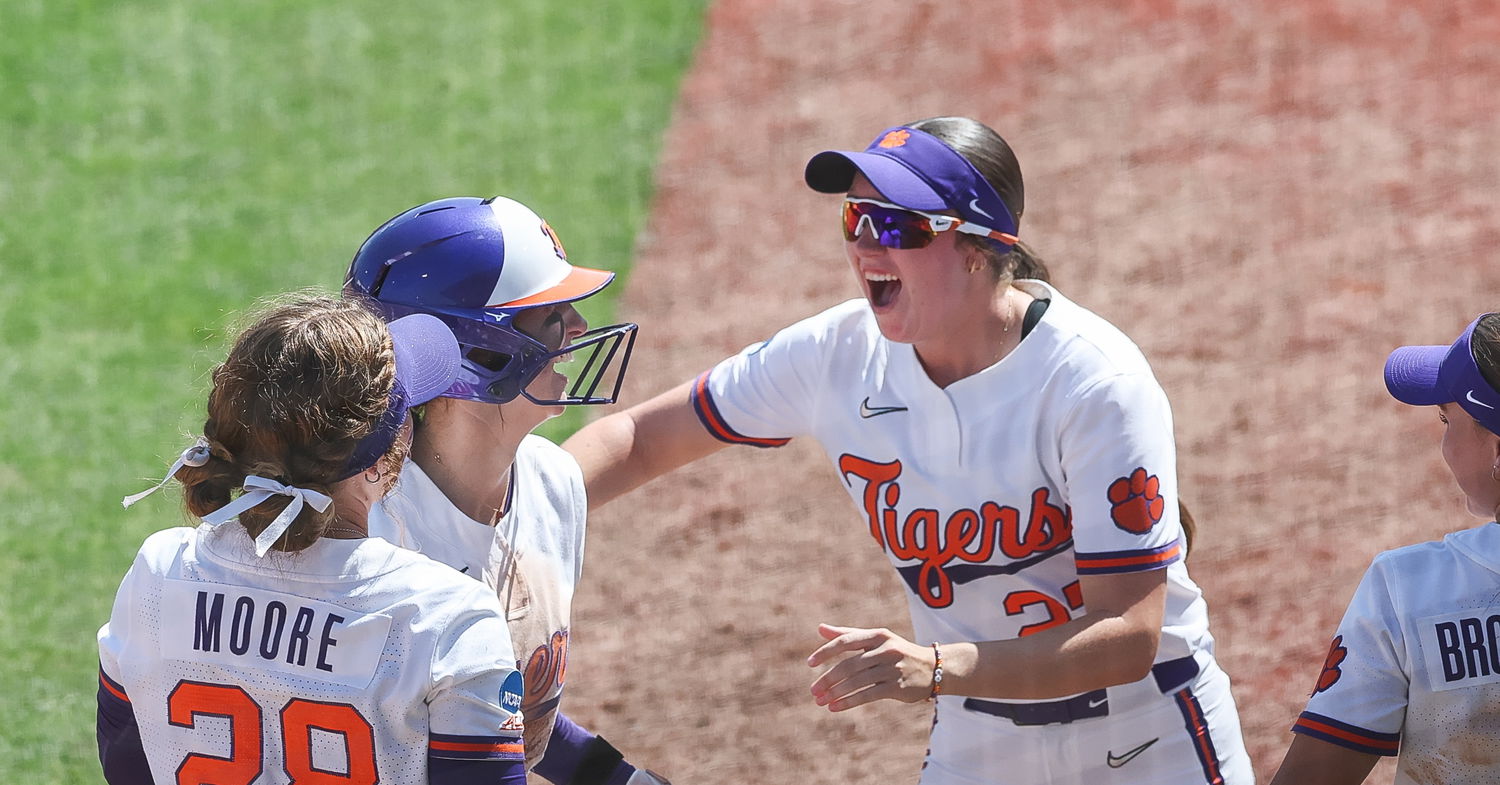 Tigers "squeeze" out a tight win over Northwestern to advance