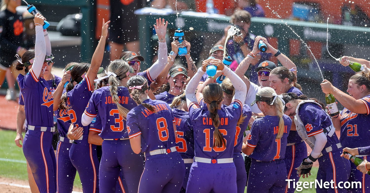 Clemson powers to super regional with decisive fourth inning over Kentucky
