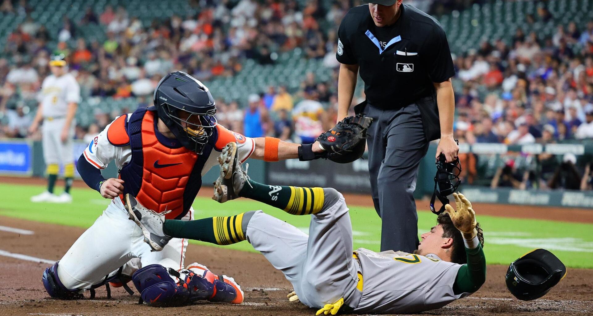 Astros rally in 7th inning to defeat Athletics 5-3