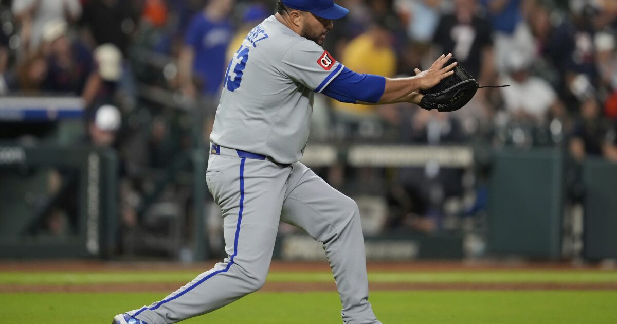 Kansas City breaks out the bats in 7-5 win over Houston