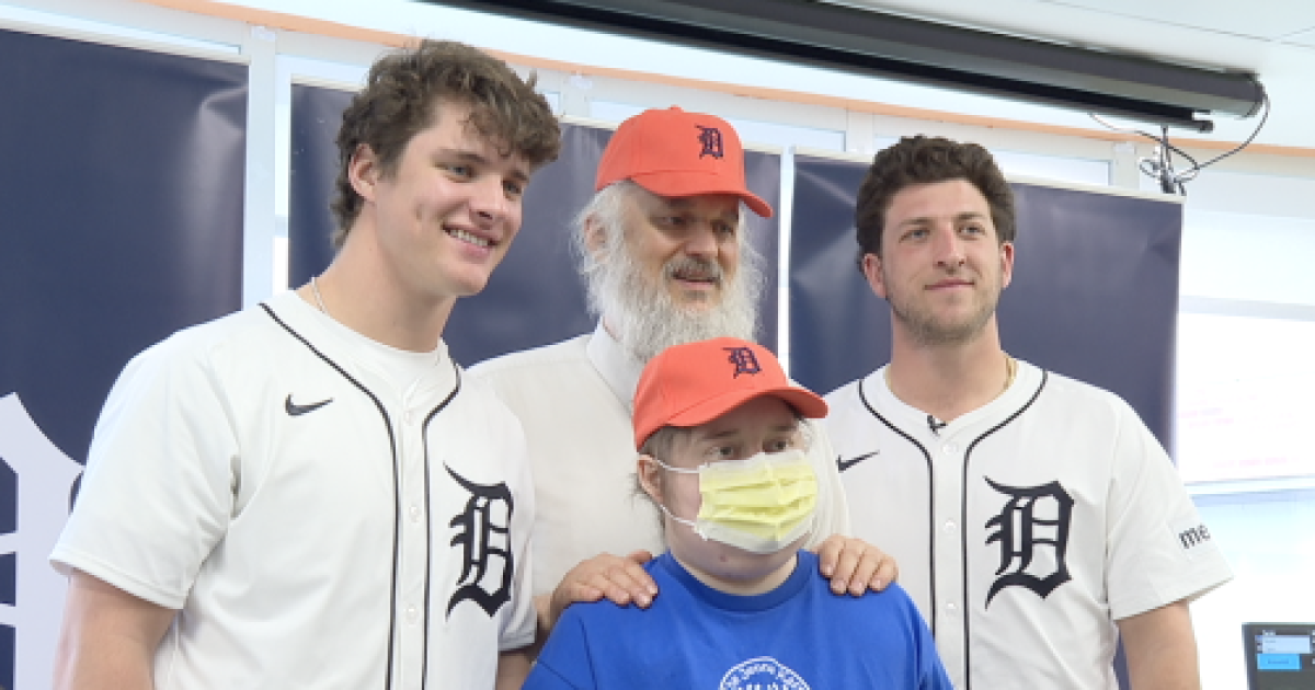 Detroit Tigers players visit young cancer patients at Children's Hospital