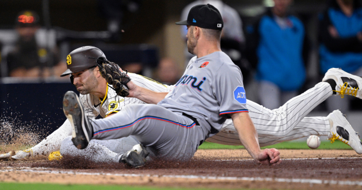 Machado hits tying homer in 8th, Padres come back to beat Marlins 4-3 in 11