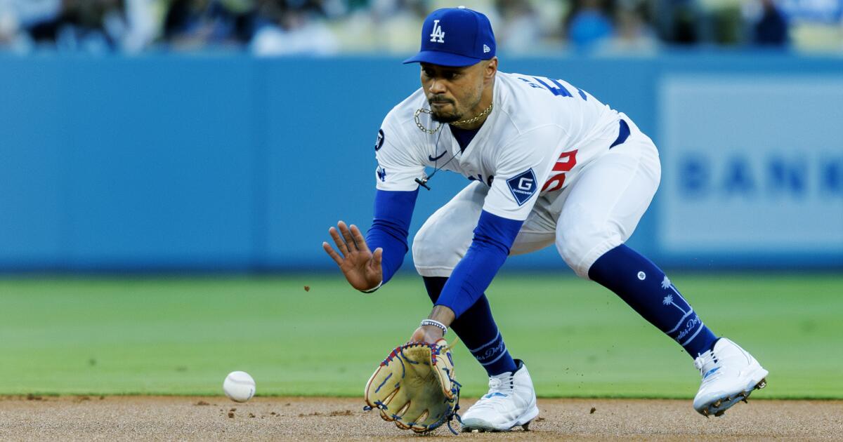 Dodgers' Mookie Betts fractures his toe, won't start vs. Yankees