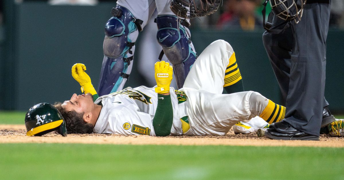 A’s blow late lead, fall to Mariners 5-3