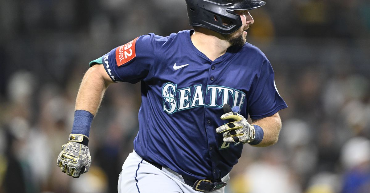 Mariners swarm, overpower Padres, win 5-1