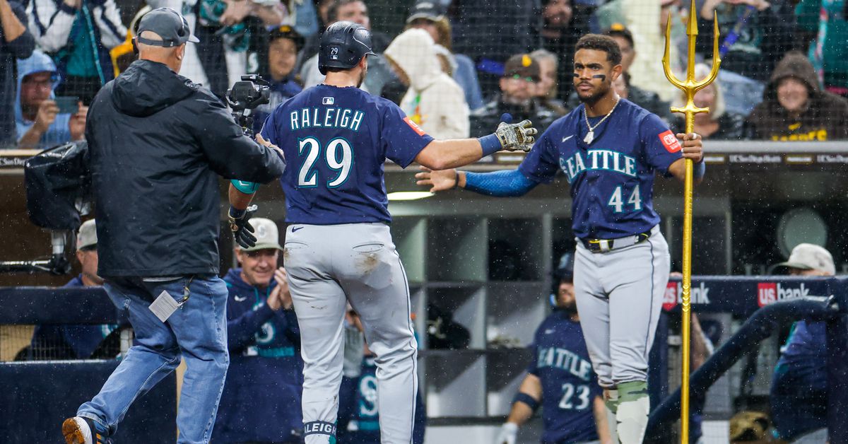 Mariners play long ball, small ball, snatch series from Padres