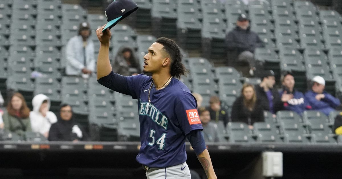 FanPost Friday: Long weekends, ugly hats, and a first place baseball team (the Seattle Mariners)