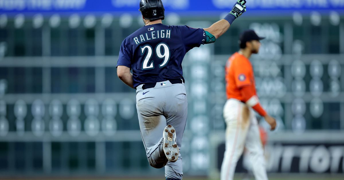 Mariners trot the bases in 5-3 win over the Astros