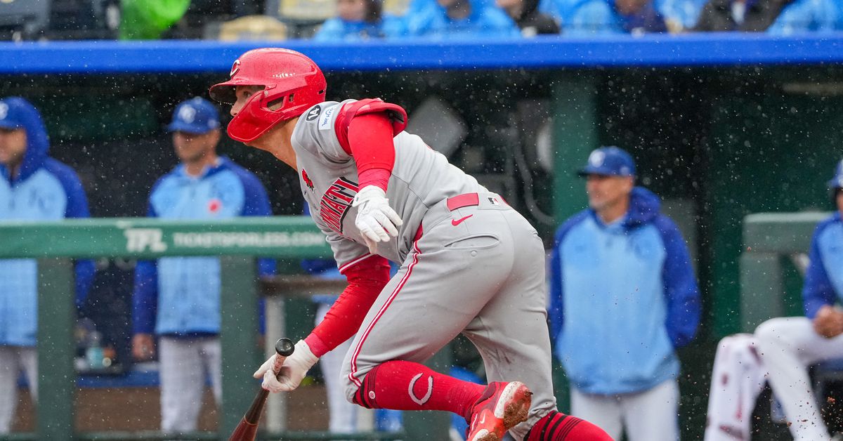 Reds hit parade dethrones Royals 7-4