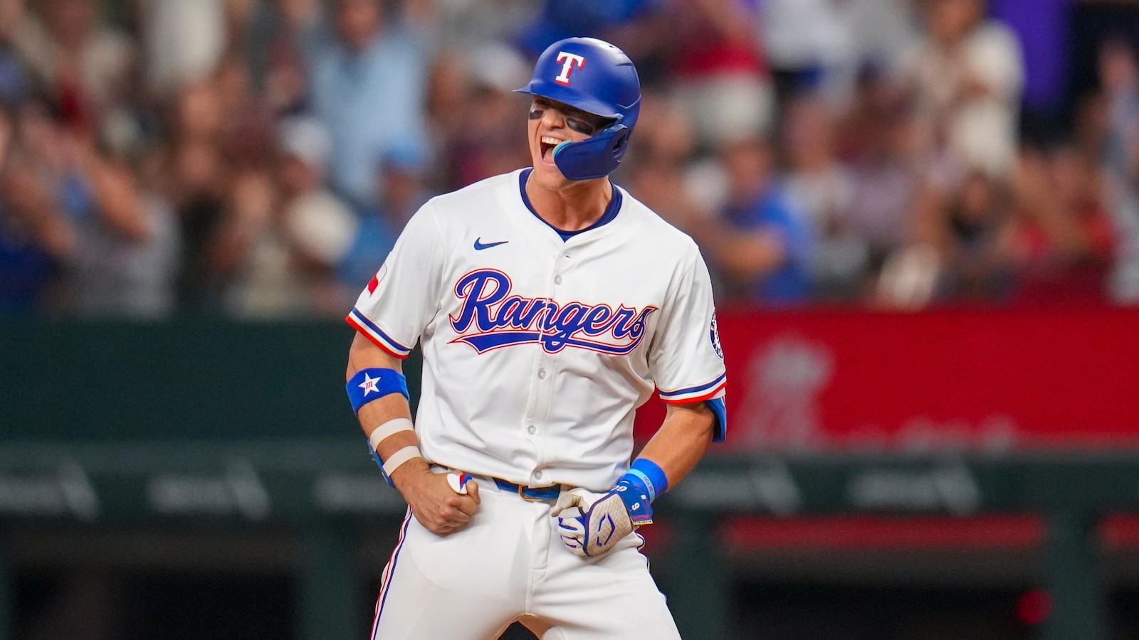 Jung's run-scoring single in the eighth helps Rangers beat Blue Jays 2-0