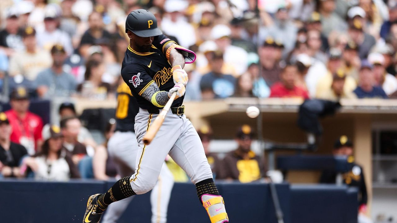 McCutchen ties Clemente for third on Pirates' all-time homers list with 240