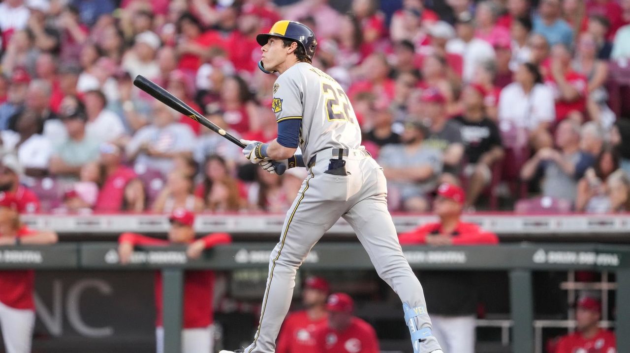 Christian Yelich's homer powers Brewers to 8th straight win, beating Reds 3-2