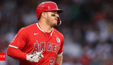 Los Angeles Angels star Mike Trout gives batting gloves to cancer survivor after win | MLB News