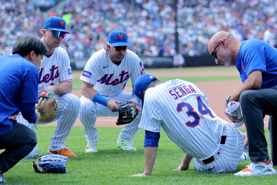 New York Mets first baseman Pete Alonso (20), second baseman Jeff McNeil (1) and starting pitcher Kodai Senga (34)© Brad Penner-Imagn Images