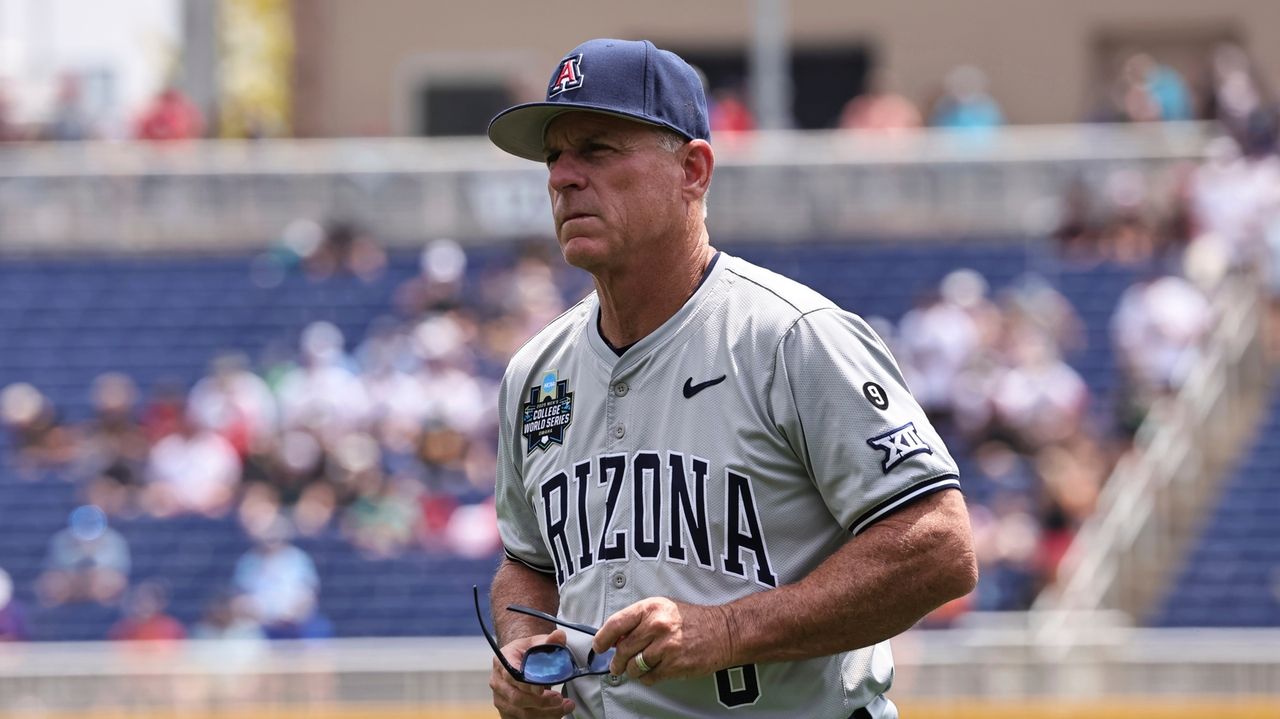Arizona extends baseball coach Chip Hale's contract 4 years through 2030