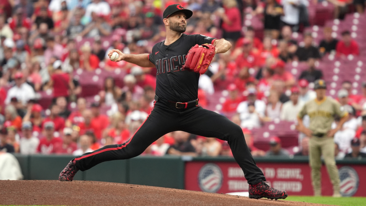 Reds' Nick Martinez loses no-hitter against the Padres in the ninth inning, flirting with season's first no-no