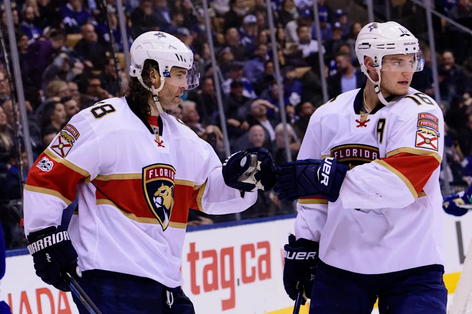 Jágr and Barkov celebrate a goal in 2017. (Julian Avram/Icon Sportswire via Getty Images)