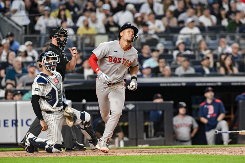 Boston Red Sox second baseman Kristian Campbell (28) hits a two-run home run against the New York Yankees during the fifth inning at Yankee Stadium. 