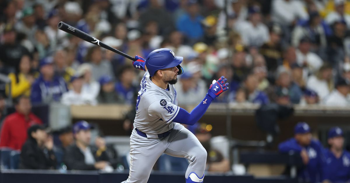 Dodgers take a thrilling series opener from the Padres 8-7