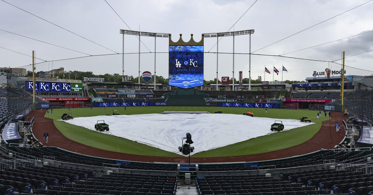 Dodgers-Royals rain delay: Start of series finale interrupted, weather