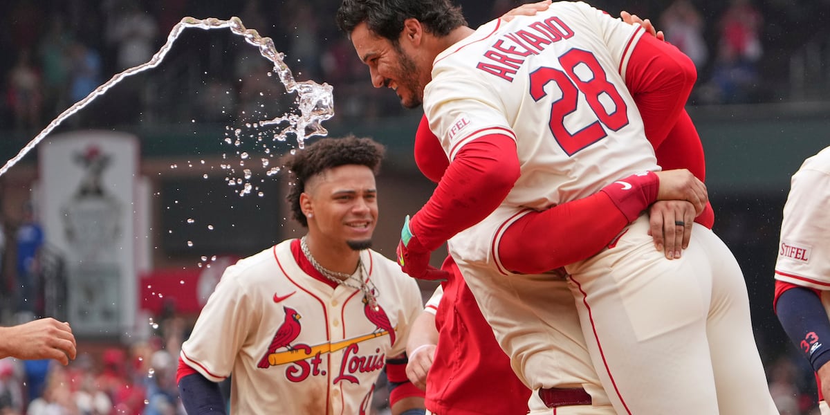 Nolan Arenado’s ninth-inning RBI double lifts the Cardinals over the Dodgers 2-1