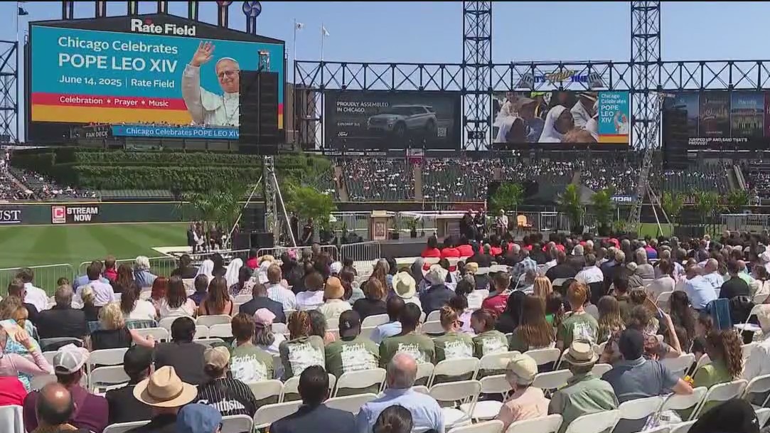 Chicago celebrates 'hometown pope' at Rate Field