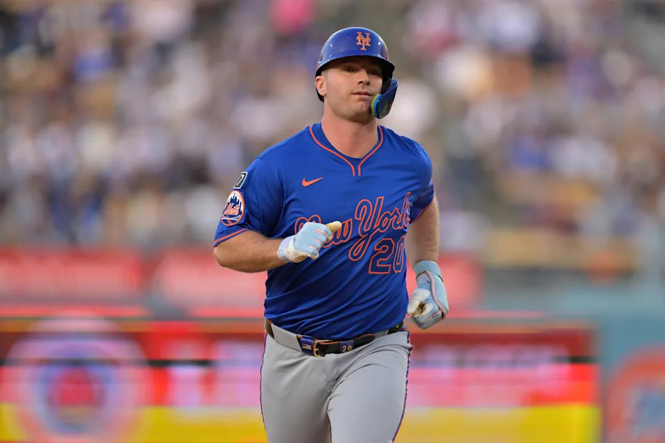 New York Mets first base Pete Alonso (20) hits a three-run home run during the first inning against the Los Angeles Dodgers on June 4, 2025, at Dodger Stadium.
