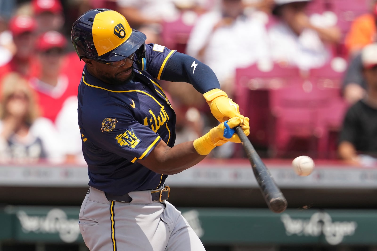 Milwaukee Brewers' Andruw Monasterio hits a one-run single in the third inning of a baseball game against the Cincinnati Reds, Wednesday, June 4, 2025, in Cincinnati. (AP Photo/Kareem Elgazzar)