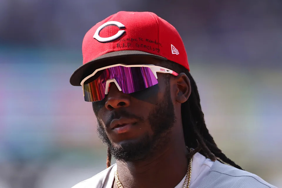 CHICAGO, ILLINOIS - JUNE 1: Elly De La Cruz #44 of the Cincinnati Reds wears a message on his hat as a tribute to his late sister, Genelis De La Cruz, who died on May 31, during a game against the Chicago Cubs at Wrigley Field on June 1, 2025 in Chicago, Illinois. (Photo by Geoff Stellfox/Getty Images)